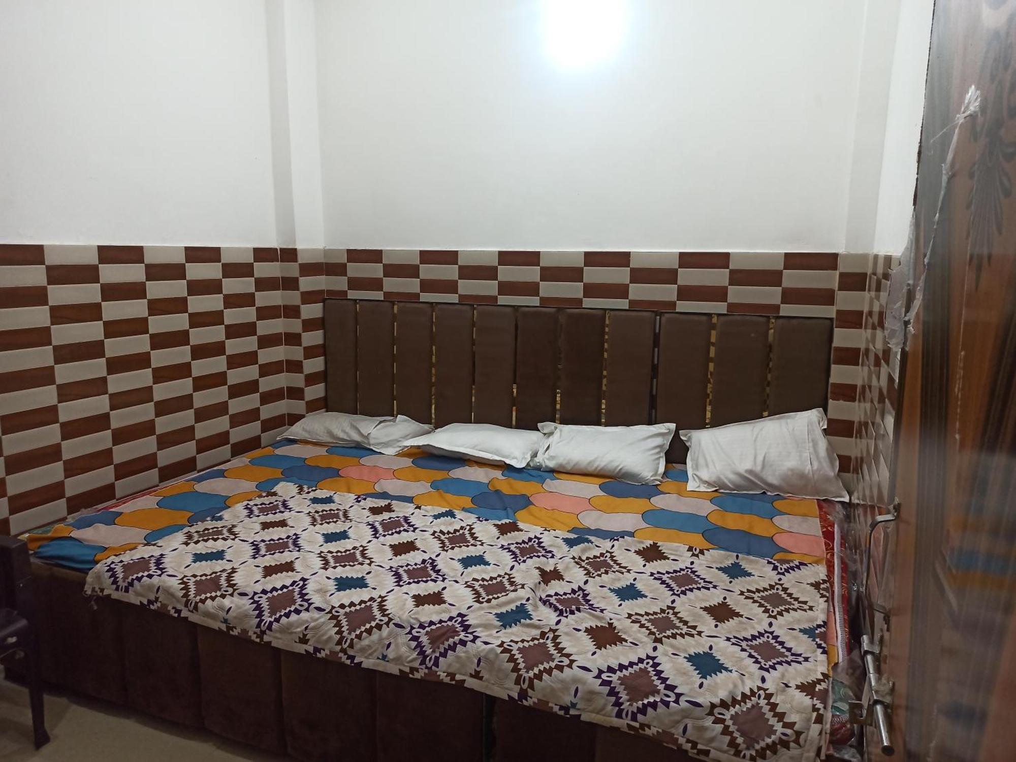 Mero Vrindavan Dham Hotel Exterior photo